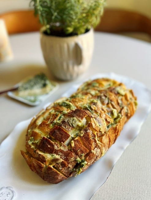 Cheesy Pull-Apart Garlic Bread