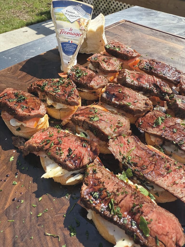 Steak and Fromager d'Affinois Le Fromager Crostinis