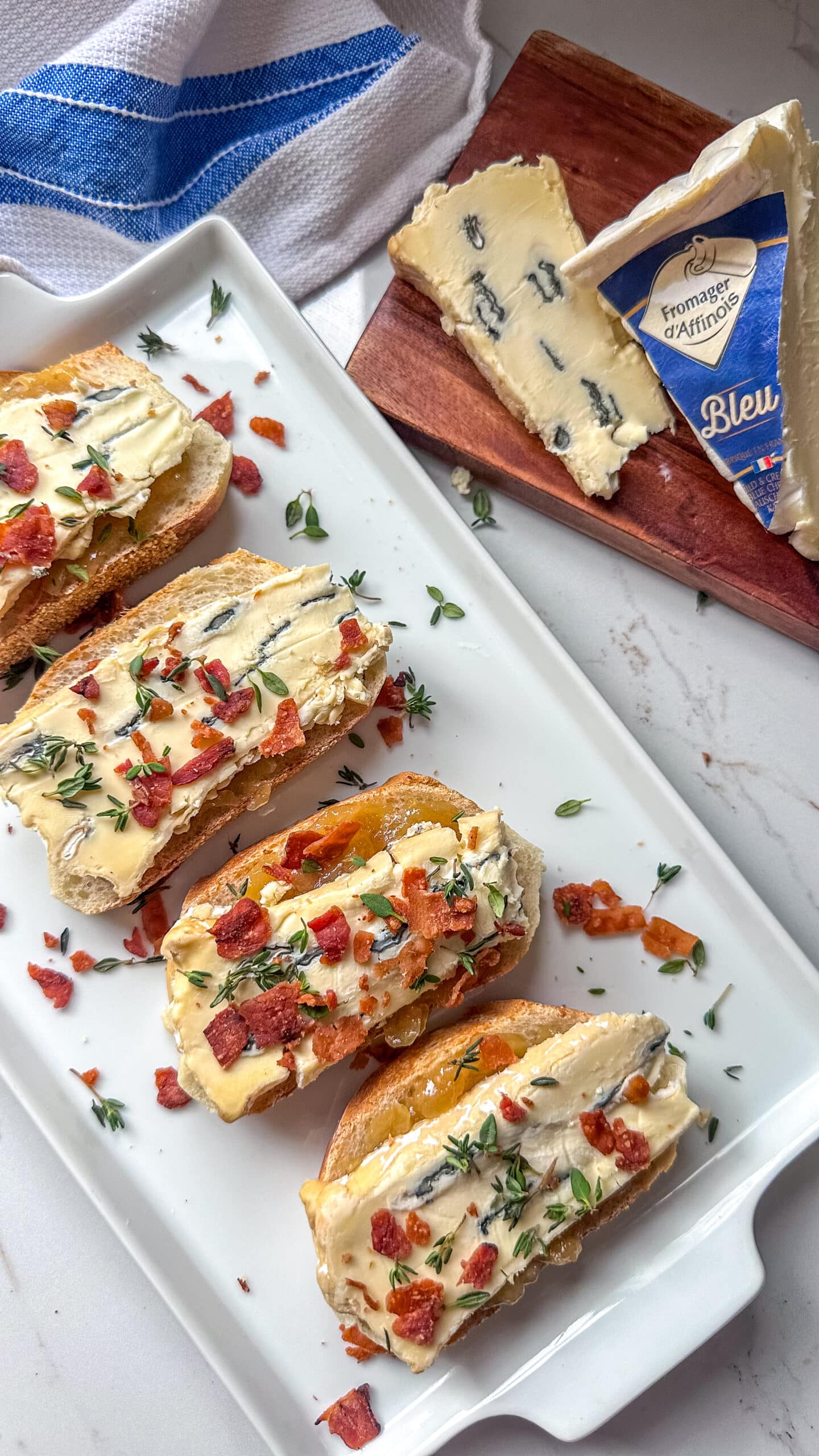 Fromager d'Affinois Bleu French Onion Crostinis - Fromager d'affinois